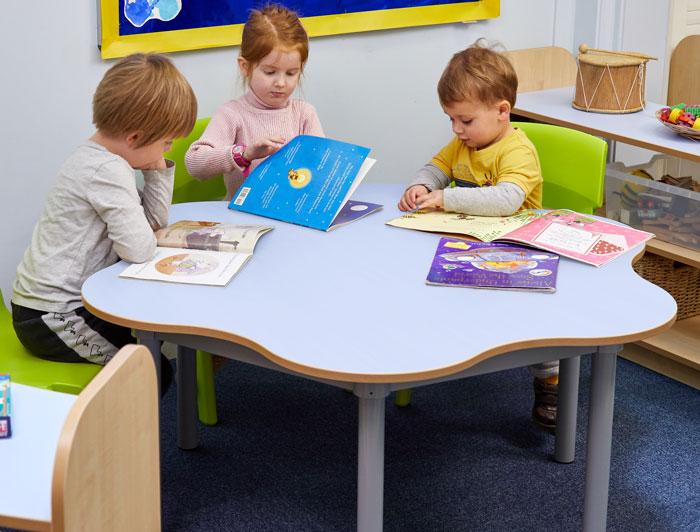 KubbyClass Early Years - 6 Petal Leaf Table
